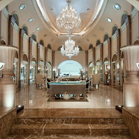 Hilton Mumbai International Airport Hotel Exteriör bild The lobby of the hotel