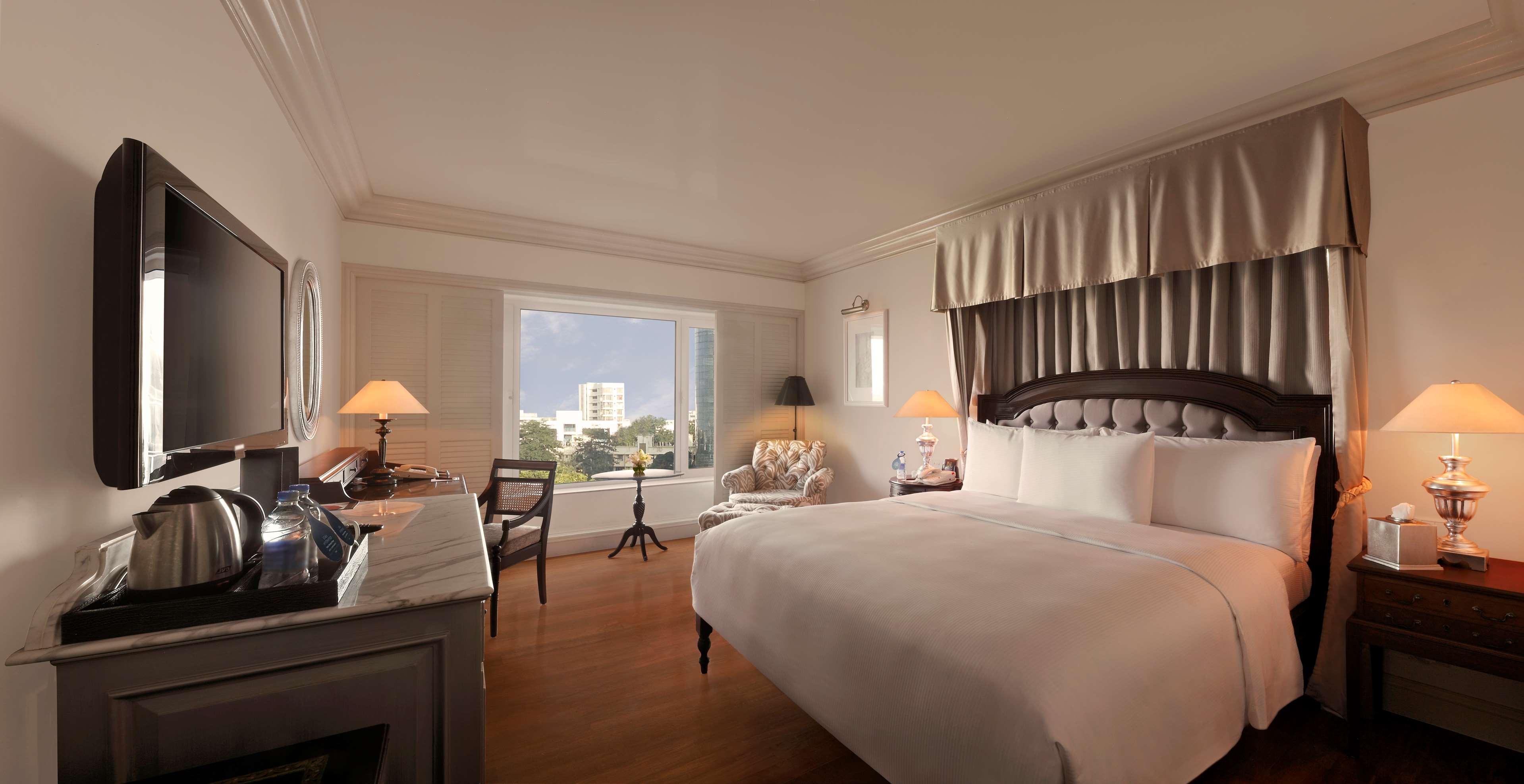 Hilton Mumbai International Airport Hotel Exteriör bild A room at the Taj Mahal Palace