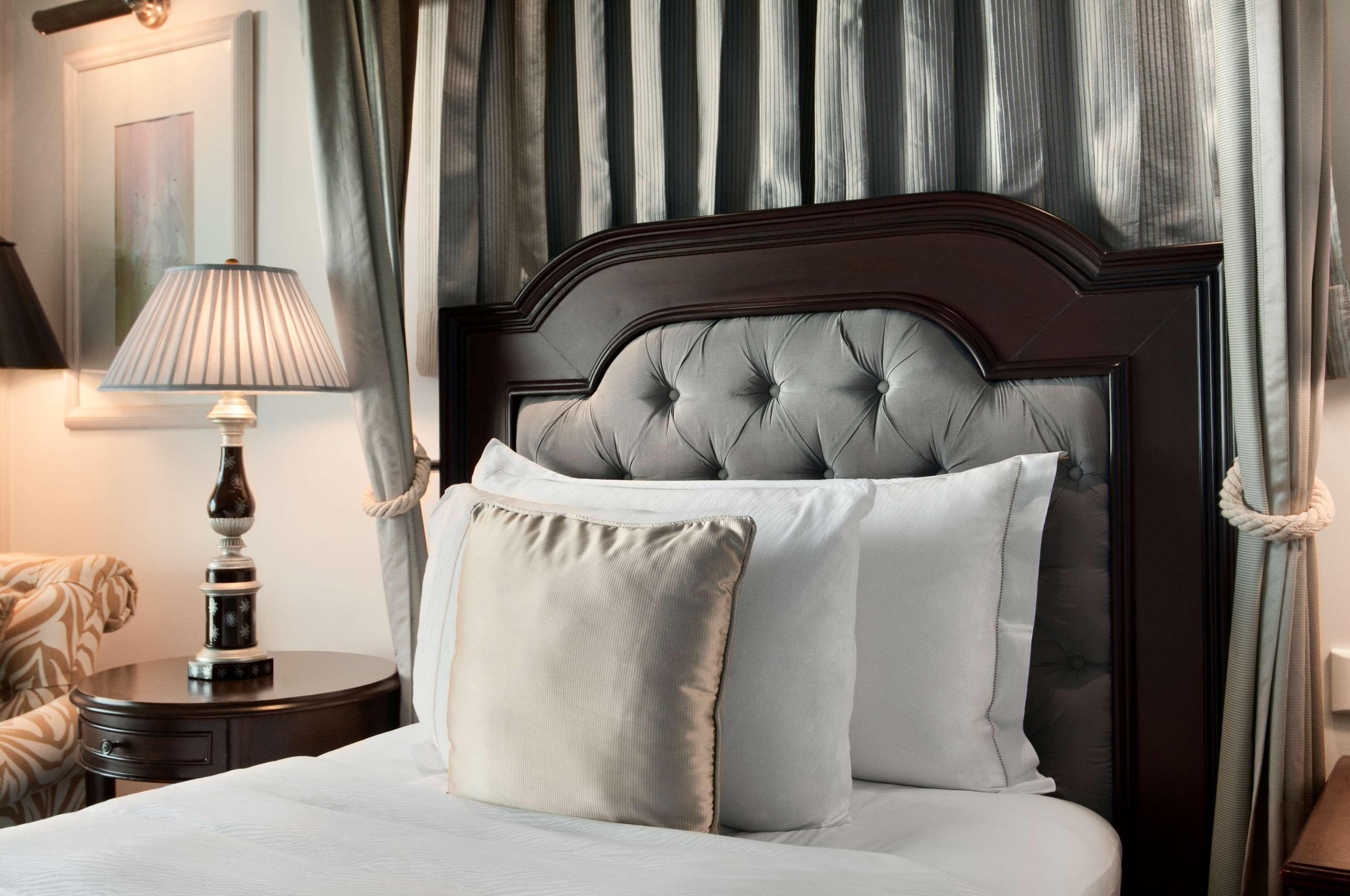 Hilton Mumbai International Airport Hotel Exteriör bild A bed with cushions