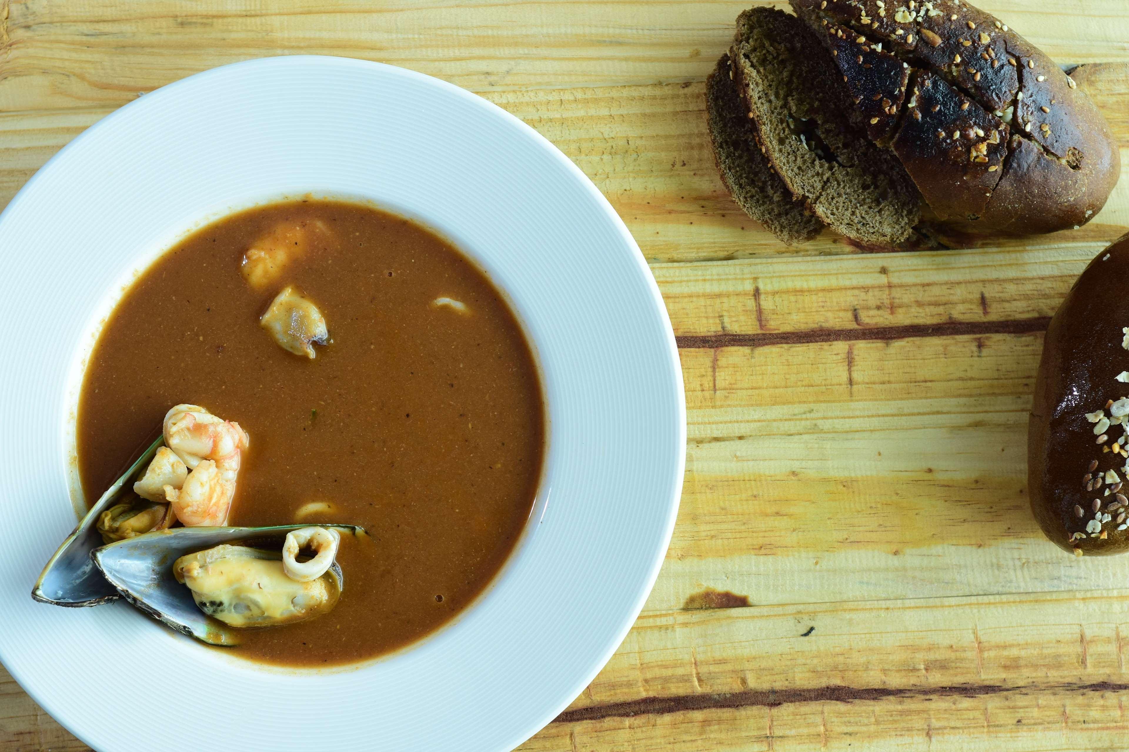 Hilton Mumbai International Airport Hotel Exteriör bild A bowl of chowder with bread