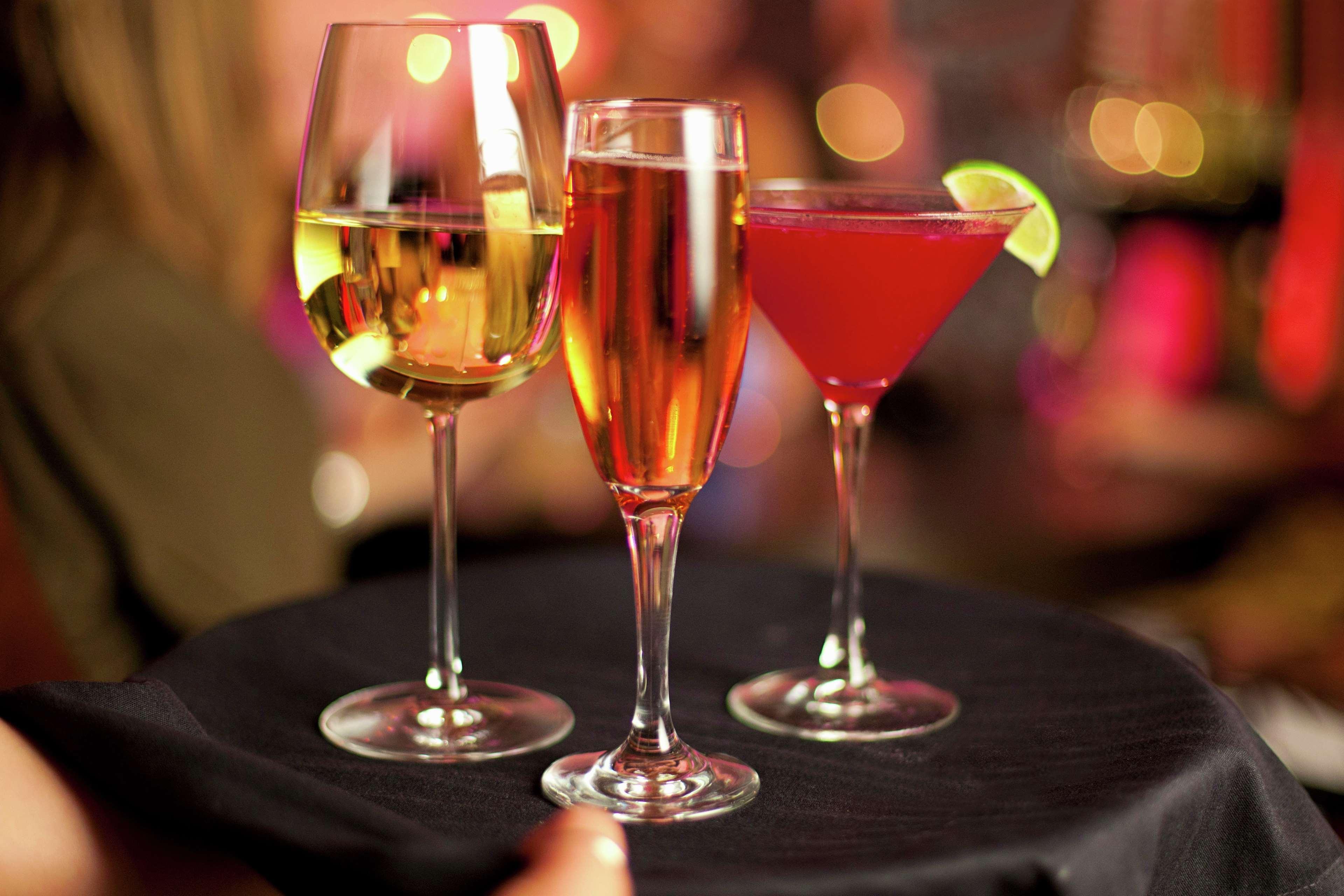 Hilton Mumbai International Airport Hotel Exteriör bild A wine glass, champagne flute and cocktail glass