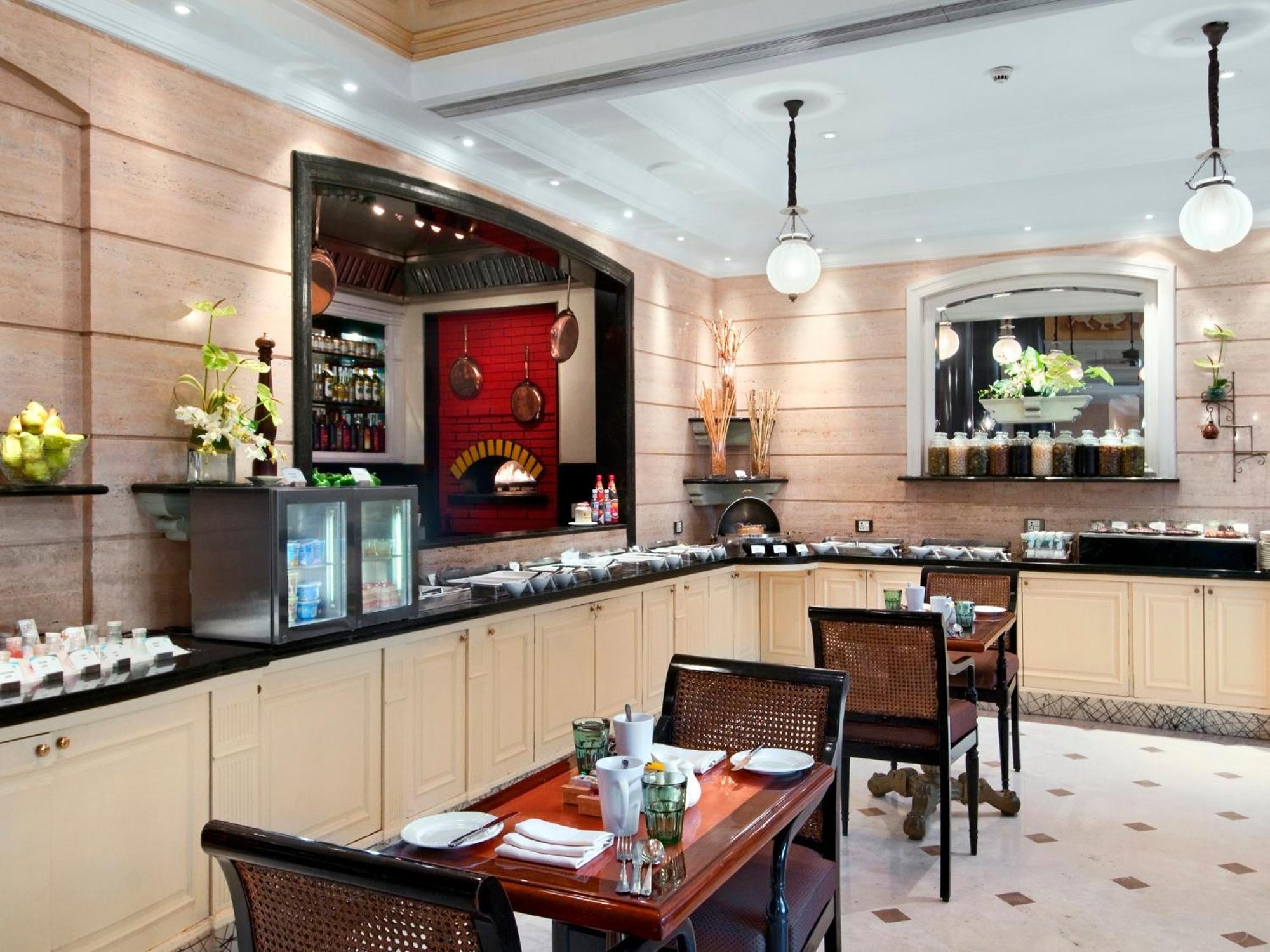 Hilton Mumbai International Airport Hotel Exteriör bild The restaurant