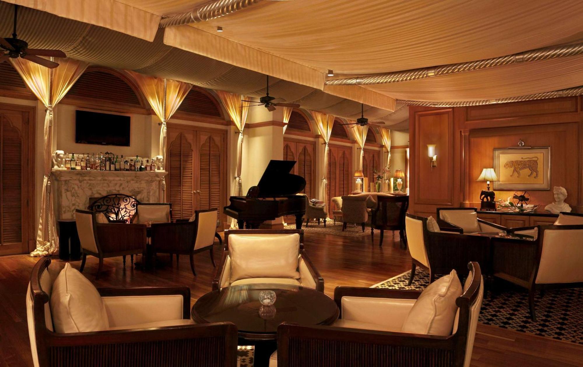Hilton Mumbai International Airport Hotel Exteriör bild The piano bar at the Taj Mahal Palace