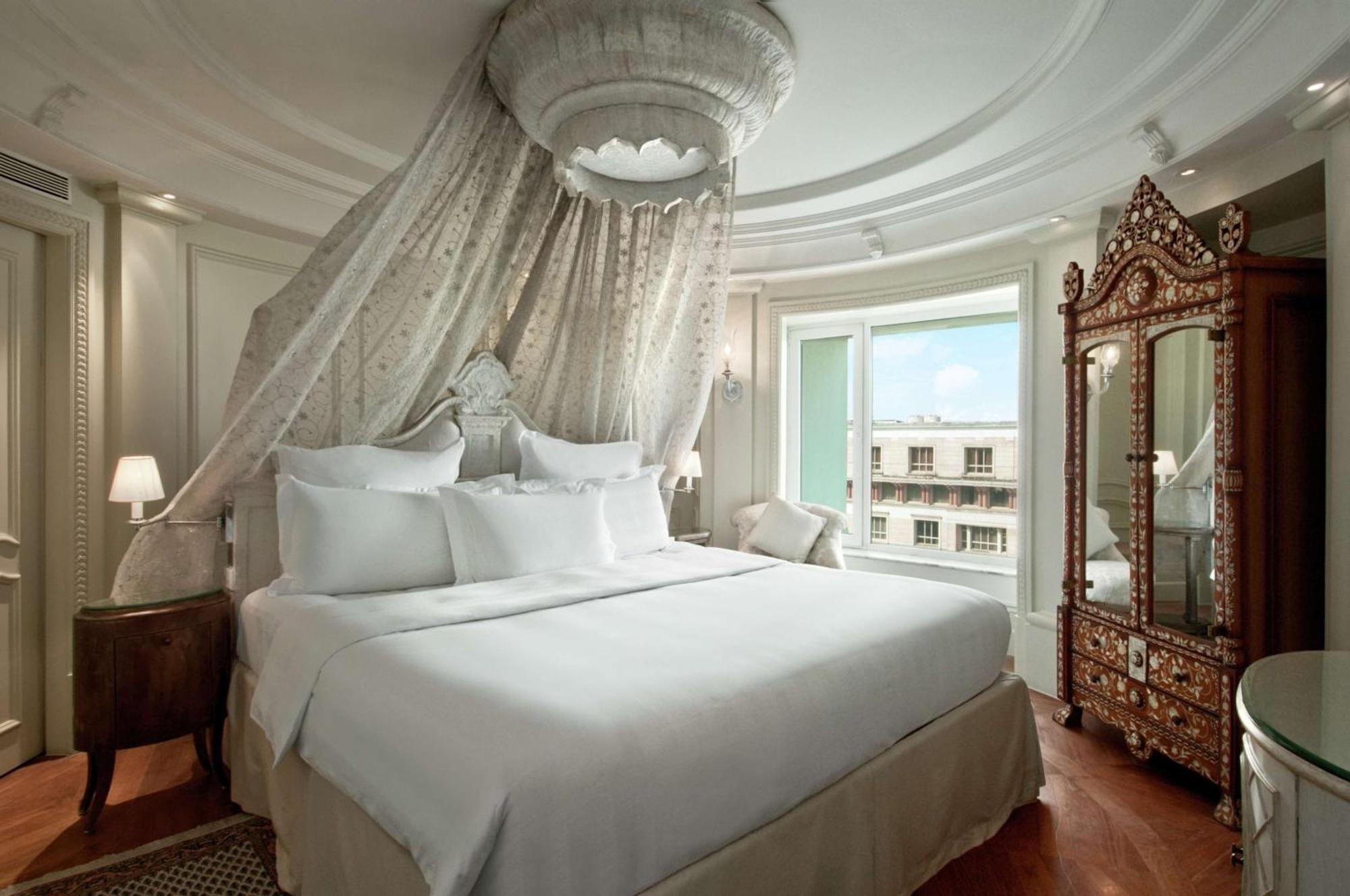 Hilton Mumbai International Airport Hotel Exteriör bild A bedroom at the hotel