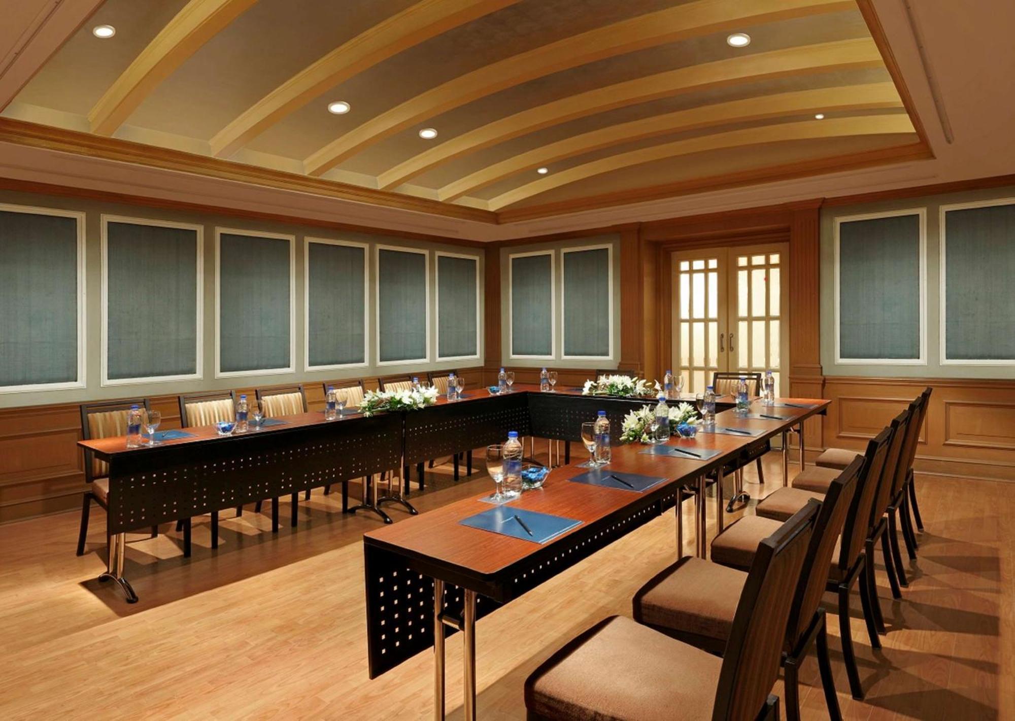 Hilton Mumbai International Airport Hotel Exteriör bild A meeting room