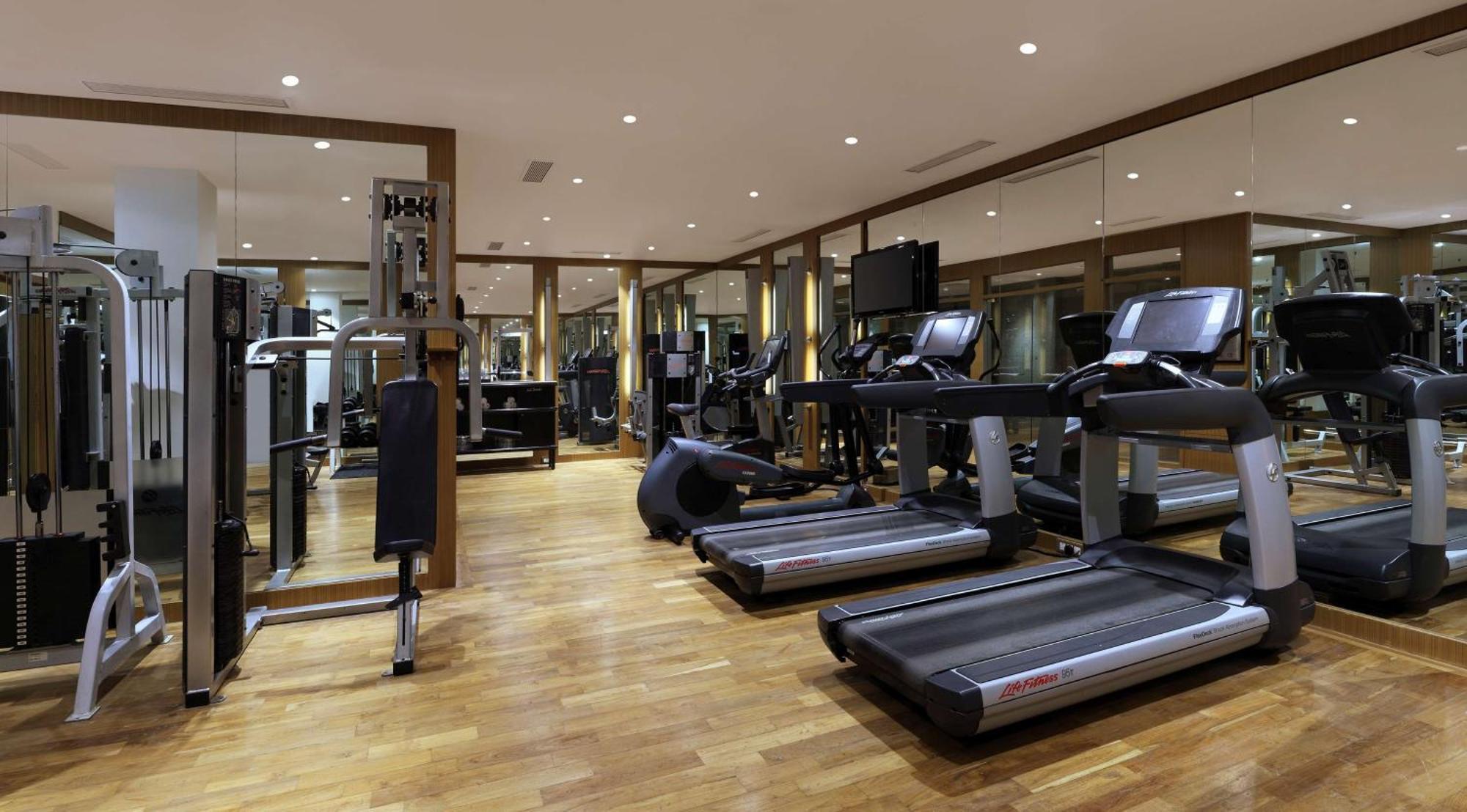 Hilton Mumbai International Airport Hotel Exteriör bild The gym at the hotel