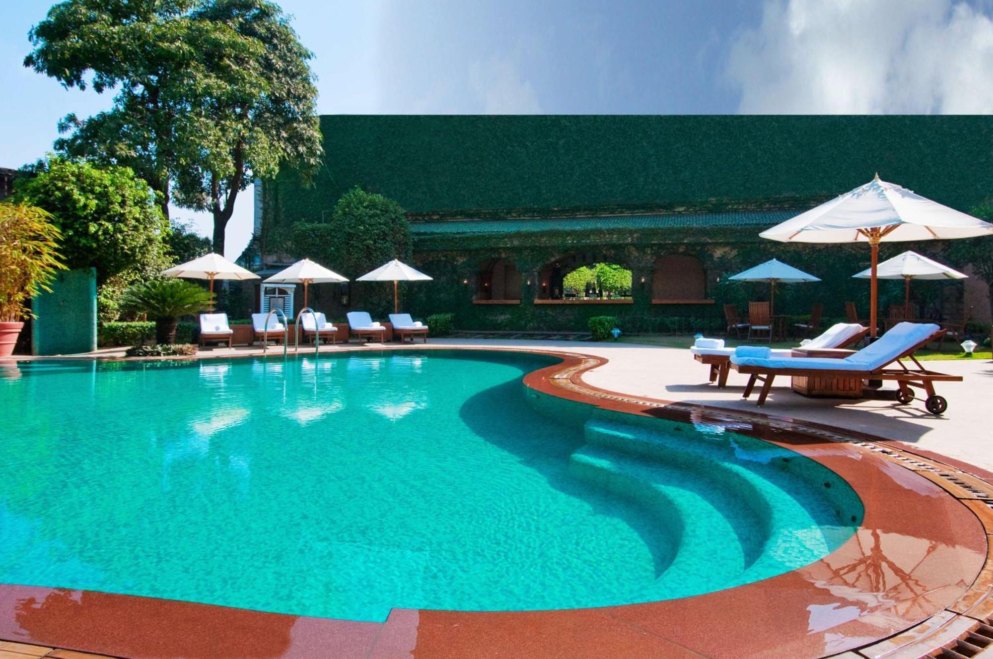 Hilton Mumbai International Airport Hotel Exteriör bild The swimming pool at the Taj Bengal