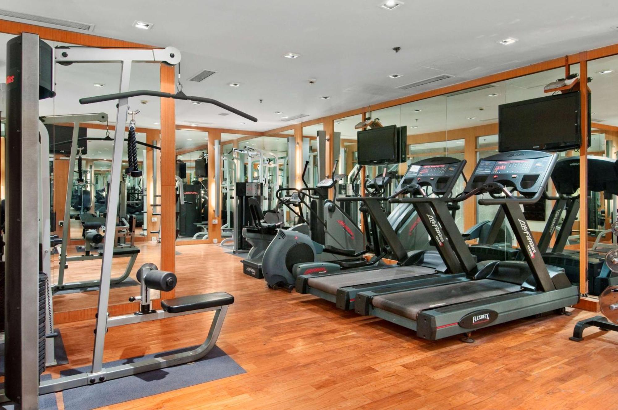 Hilton Mumbai International Airport Hotel Exteriör bild A gym at a hotel