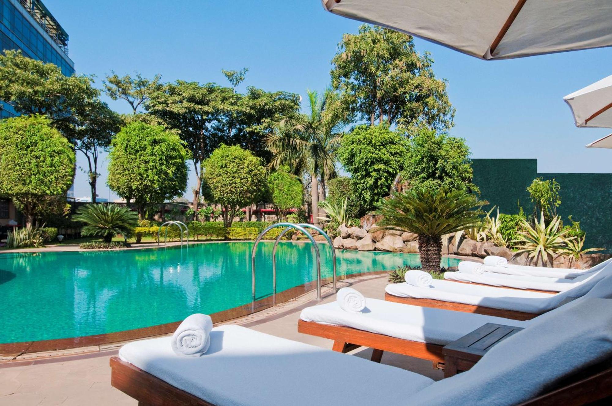 Hilton Mumbai International Airport Hotel Exteriör bild The pool at the hotel