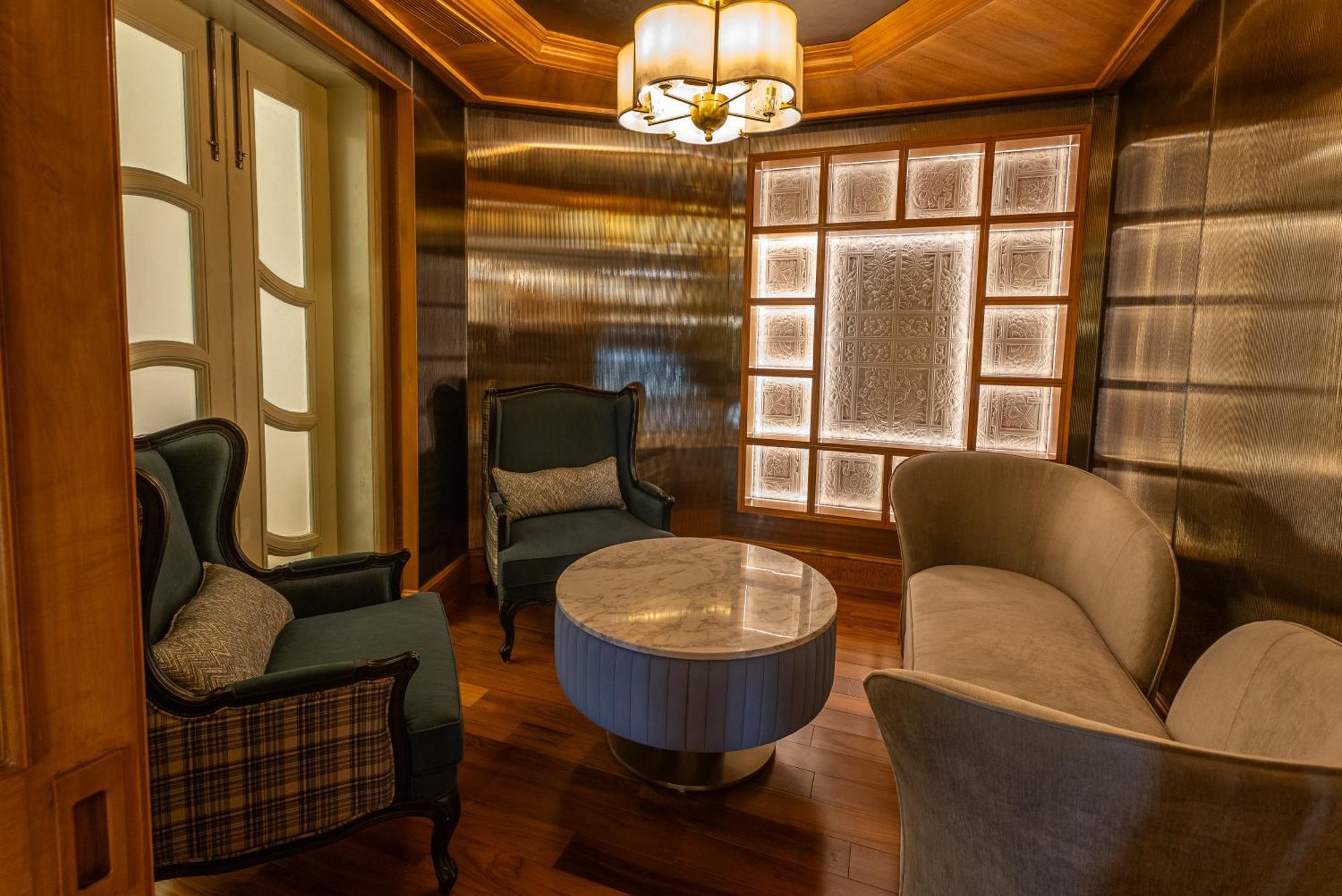 Hilton Mumbai International Airport Hotel Exteriör bild The interior of the lounge