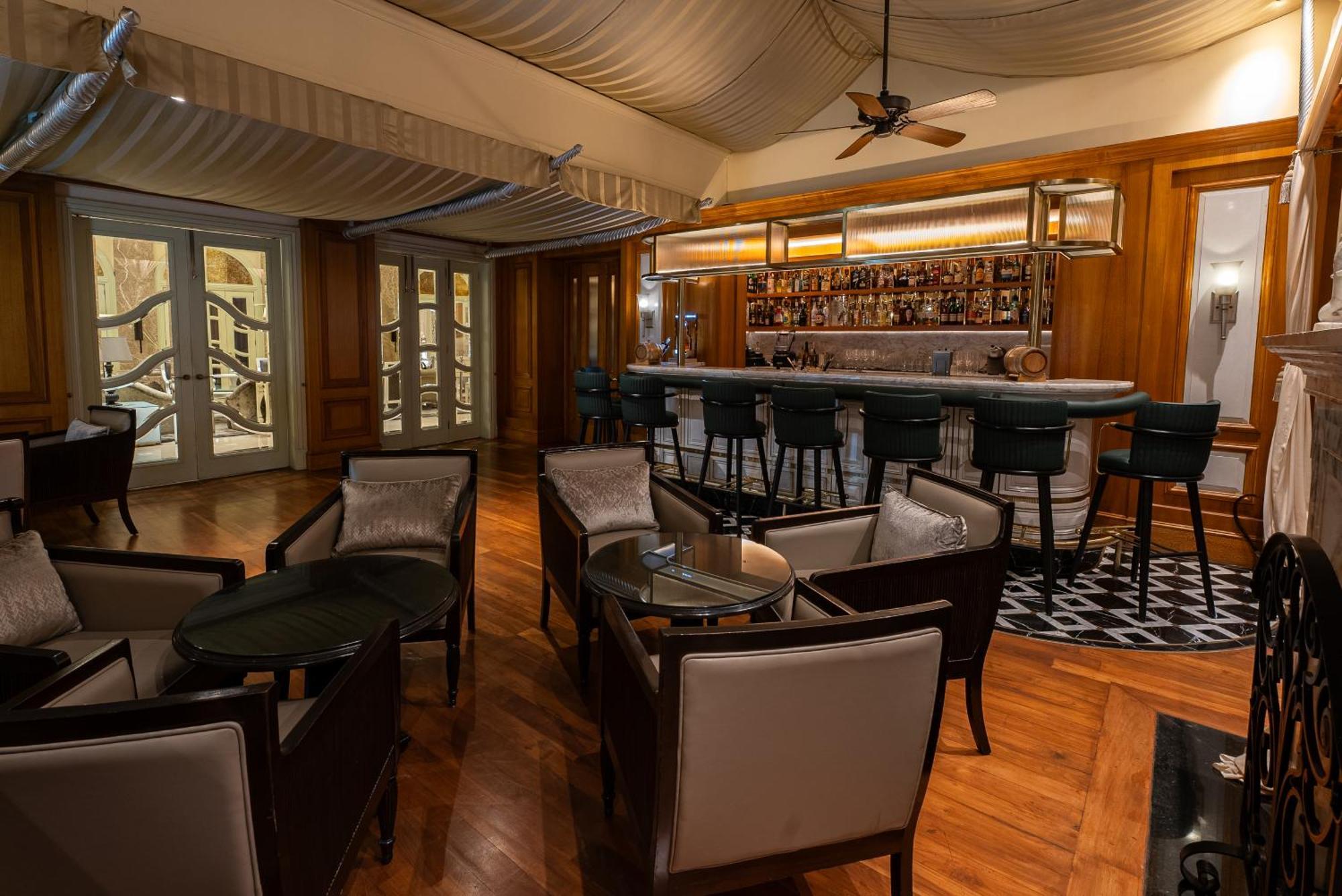 Hilton Mumbai International Airport Hotel Exteriör bild The bar at the 1919
