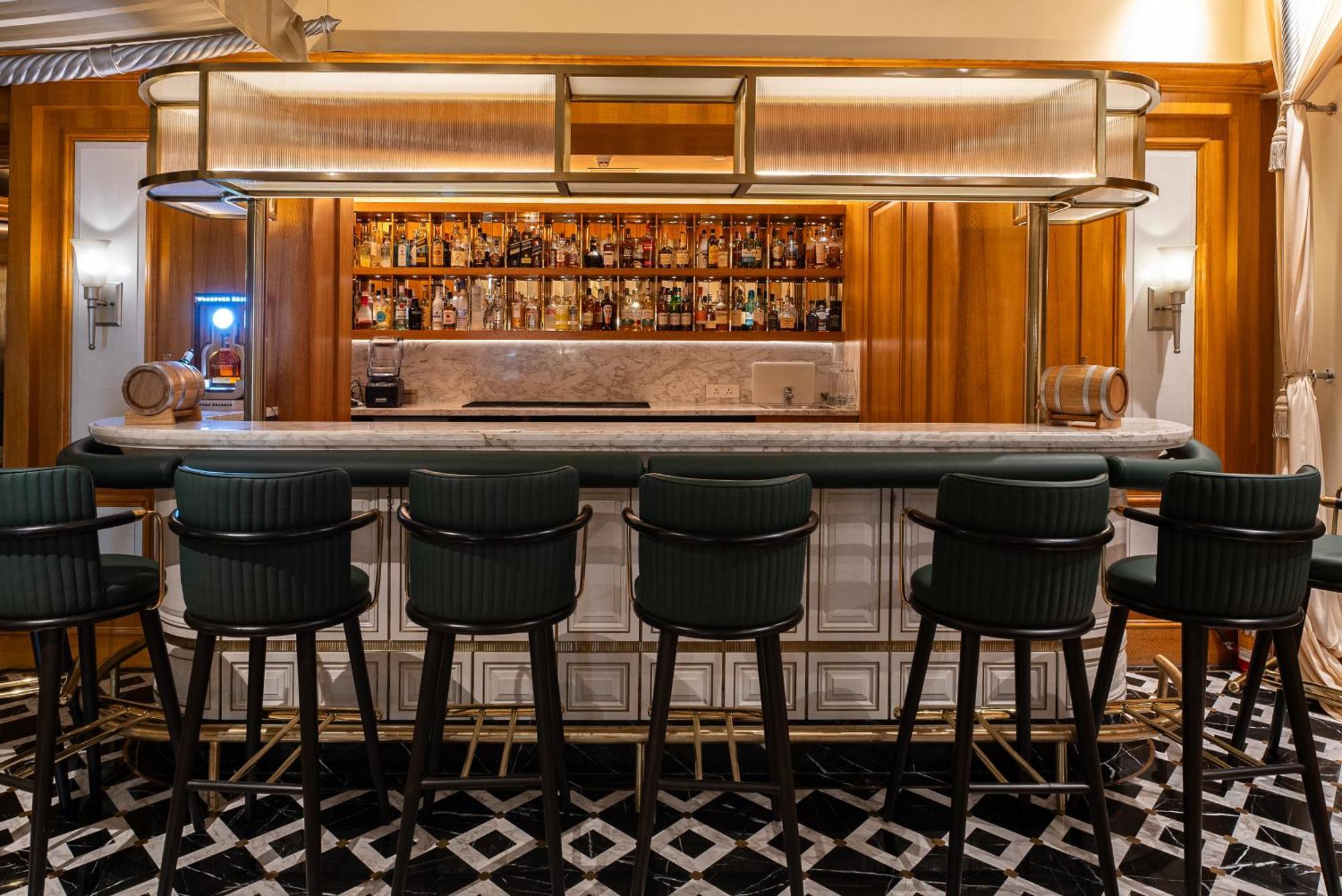 Hilton Mumbai International Airport Hotel Exteriör bild The bar at the 1901