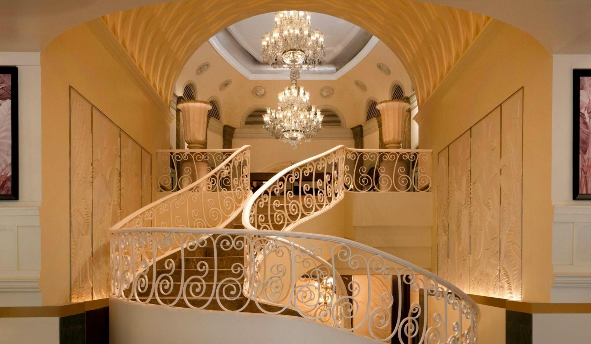Hilton Mumbai International Airport Hotel Exteriör bild The staircase
